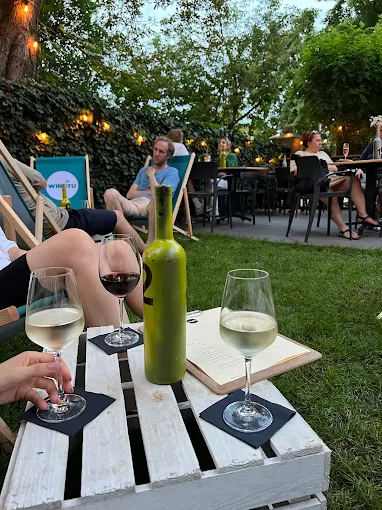 Ogródek wine baru wieczorem